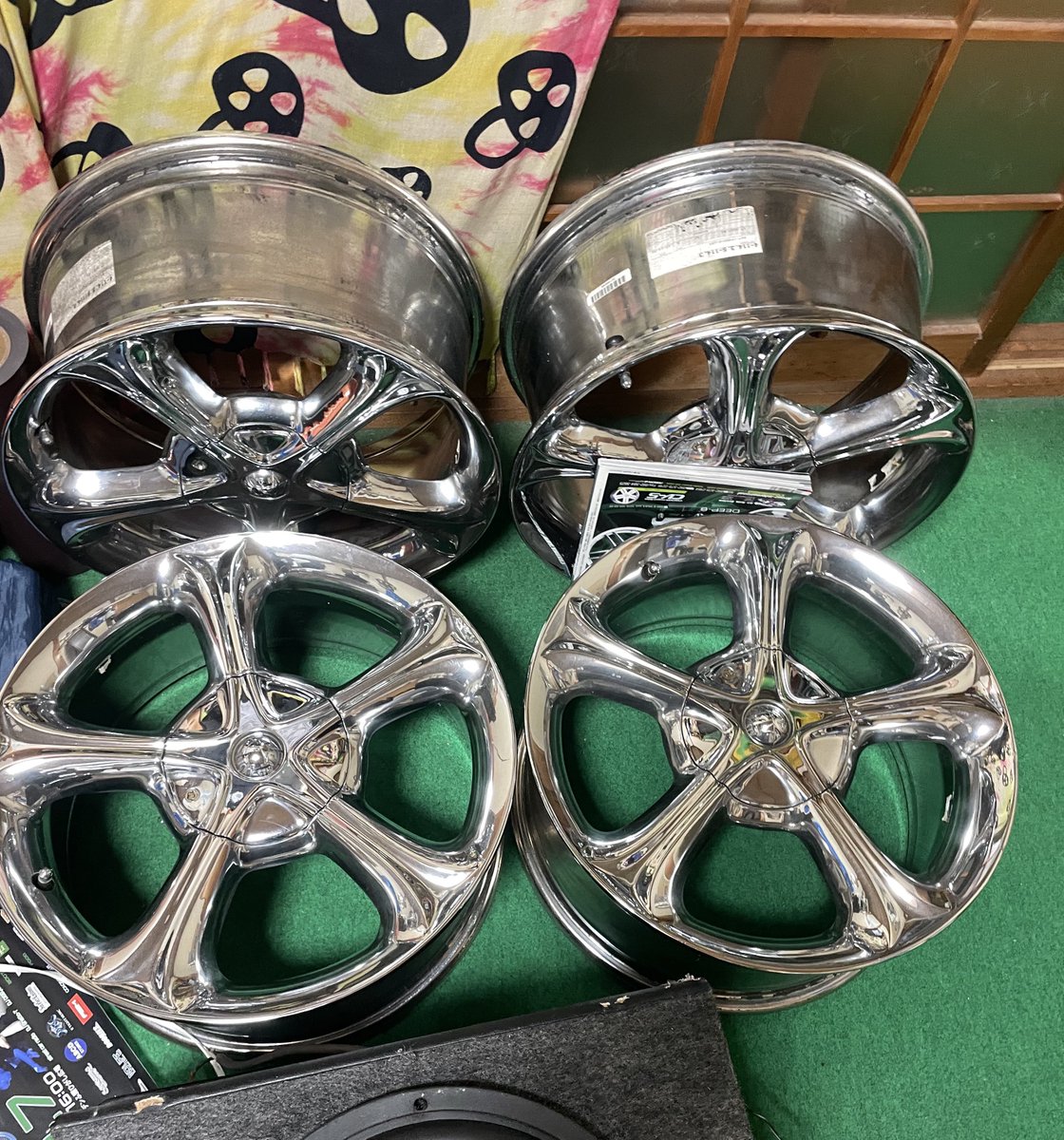 dc812_b's tweet photo. このホイール売りに出します。
Lucky star 17インチ 7.5j +38？
165/40-17 新品タイヤ組まれてましたが自分も1000km程しか走ってませんのでまだまだ溝あります。
メッキ剥がれ等特になし。
114.3 4+5h

見たこともないレベルなのでかなりレアだと思います！
11万
気になる方は連絡ください

#拡散希望 https://t.co/svMabM81PY