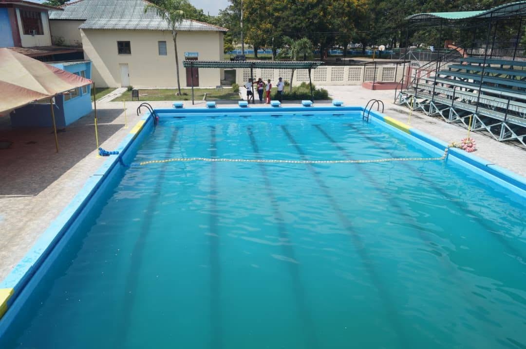 BarceloOrt92635's tweet photo. Así de linda quedó la piscina de la ciudad deportiva Vicente Quesada en #Bayamo para dar inicio al nuevo curso escolar.Aquí entrenan y dan clases varias especialidades acuáticas del deporte de nuestra provincia. Es una institución educativa del deporte con resultados relevantes. https://t.co/3SLtz4xA0A