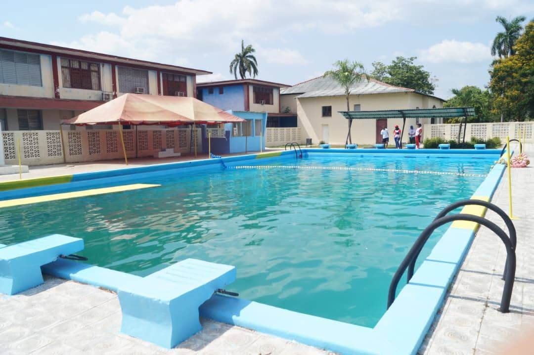 BarceloOrt92635's tweet photo. Así de linda quedó la piscina de la ciudad deportiva Vicente Quesada en #Bayamo para dar inicio al nuevo curso escolar.Aquí entrenan y dan clases varias especialidades acuáticas del deporte de nuestra provincia. Es una institución educativa del deporte con resultados relevantes. https://t.co/3SLtz4xA0A