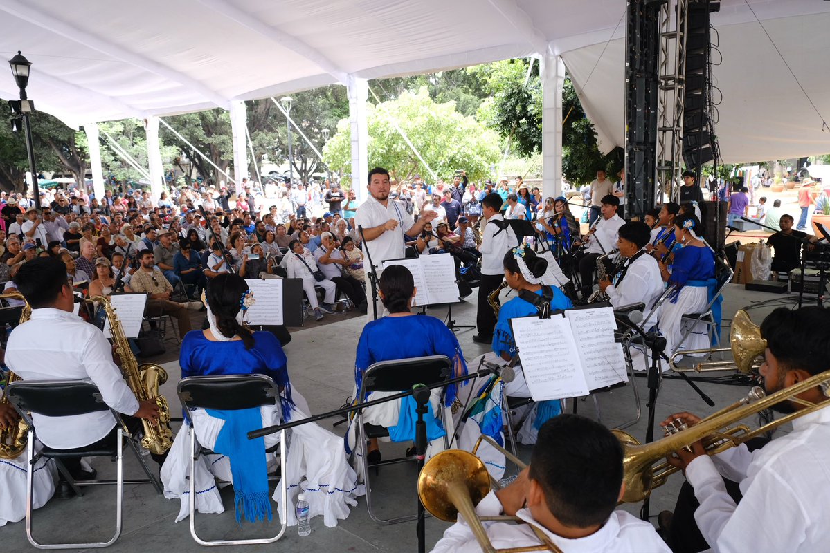SECULTA_GobOax's tweet photo. 🎶 La Banda Filarmónica Infantil y Juvenil La Juquilita, de Puerto Escondido, llenó de música el escenario con sones y chilenas de la Costa oaxaqueña, bajo la dirección del maestro Nazario Ortiz Olivera.

#Guelaguetza2026 #Oaxaca #SECULTA https://t.co/XkwHpkJLgz