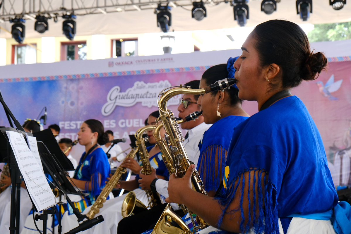 SECULTA_GobOax's tweet photo. 🎶 La Banda Filarmónica Infantil y Juvenil La Juquilita, de Puerto Escondido, llenó de música el escenario con sones y chilenas de la Costa oaxaqueña, bajo la dirección del maestro Nazario Ortiz Olivera.

#Guelaguetza2026 #Oaxaca #SECULTA https://t.co/XkwHpkJLgz