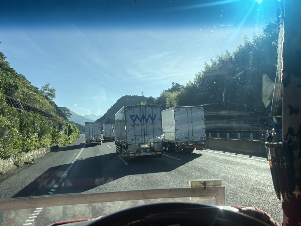 P0BvmJKp9e3ig4q's tweet photo. もう10分くらいこんな感じ。
そりゃ一般車怒っちゃう🤭ちなみに流行りのクルコン？ようで全部抜かせるかんじ🤭もちろん乗用車4トン並んでる https://t.co/t7sLem084Q