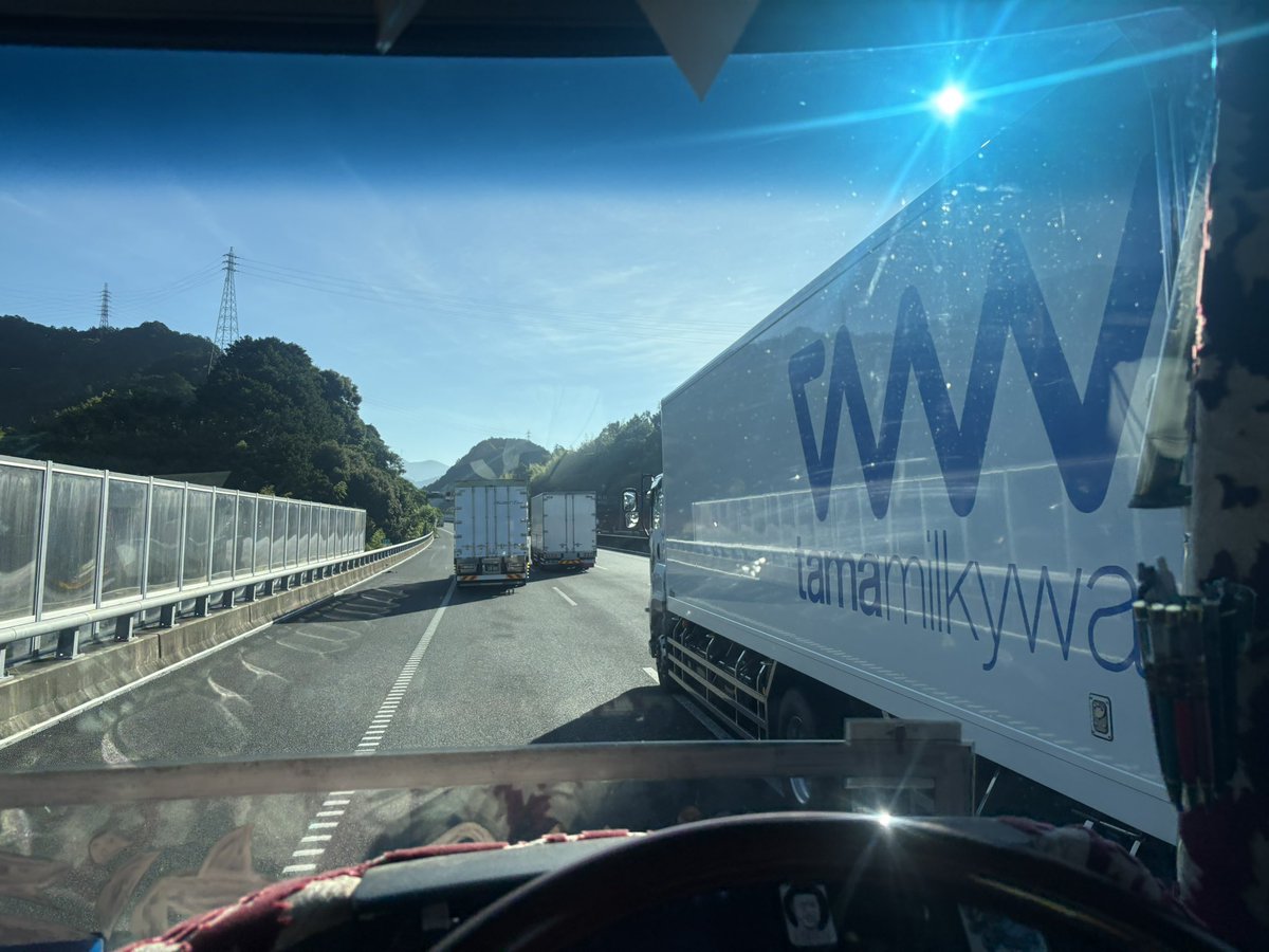 P0BvmJKp9e3ig4q's tweet photo. もう10分くらいこんな感じ。
そりゃ一般車怒っちゃう🤭ちなみに流行りのクルコン？ようで全部抜かせるかんじ🤭もちろん乗用車4トン並んでる https://t.co/t7sLem084Q
