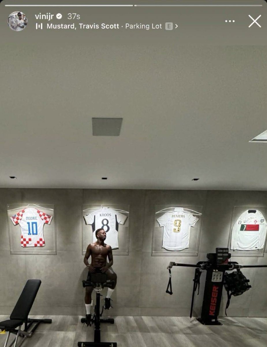 jaypthegreatest's tweet photo. Vinicius Jr. Not having a Leo Messi Jersey in his shirt collection. 💔❌ https://t.co/k5jImSV5Fq