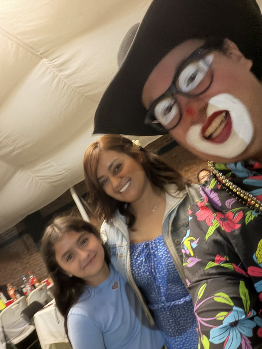 ChocolatePayaso's tweet photo. “Soy de esos Payasos 🤡 que no ocupan una cerveza para pasarla bien…… Necesito como seis 6️⃣ “ 😂😂 Grandioso Baby Shower 🤰 Un fantástico evento, gracias por hacernos partícipes de este maravilloso momento! 🍀 #PayasoReydeChocolate #PayasitasCajitasdeChocolate https://t.co/hmijFDBgku
