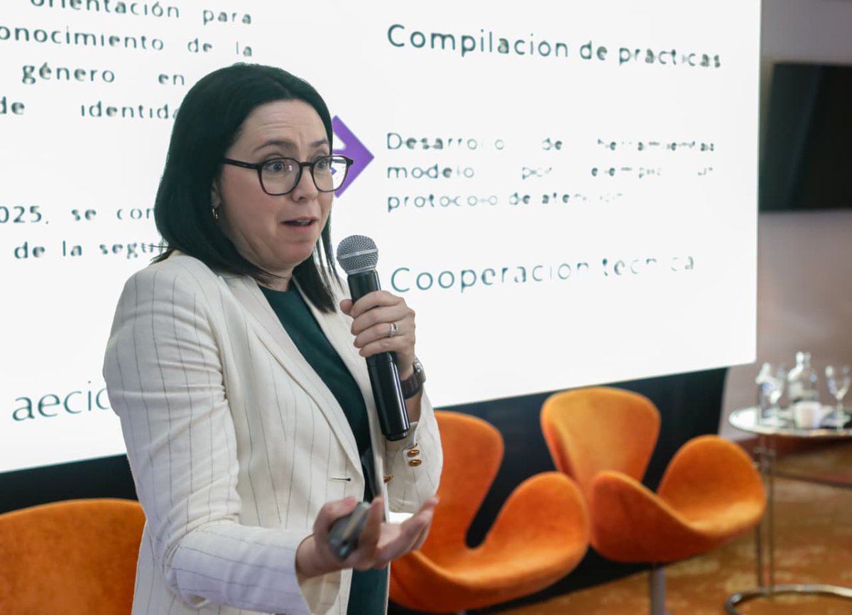 Registraduria's tweet photo. La cooperación técnica para fortalecer el reconocimiento de la identidad de género marcó el cierre de la primera jornada de #CONIdentidad.

El panel contó con la participación de Rebeca Omaña Peñaloza (@OEA_oficial #PUICA), Marlon Pabón Castro, coordinador del Grupo de Asuntos Internacionales de la Registraduría, y Katrim de La Hoz del Villar, subdirectora de Caribe Afirmativo.