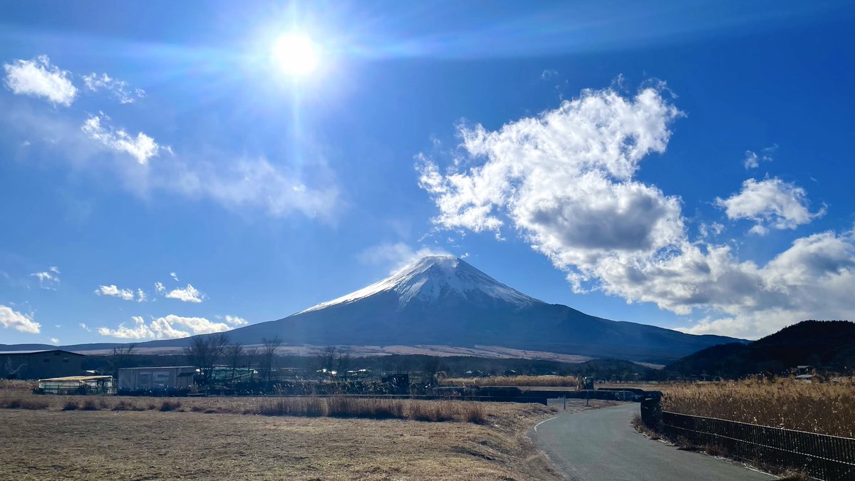 BD_koyuki's tweet photo. おはようございます☀
今日はカラッと晴れてて良い気分✨

何か景色の写真でも投稿しようかな！
とは思ったものの、普段何かの写真を撮る習慣がないから画像フォルダに最近の写真なかった😓

次からお出かけする時は何枚か写真撮っておかないとね( ᐛ )

今日も一日フレッシュに過ごしましょ🌻 https://t.co/FgOGvGrRF5