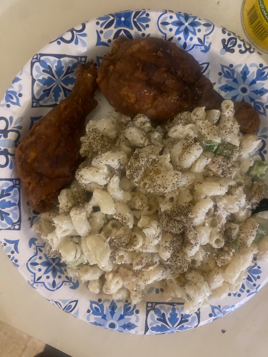 Laxitywrld's tweet photo. Chicken drumsticks with tuna macaroni salad 10/10 https://t.co/r07ZvVruMn