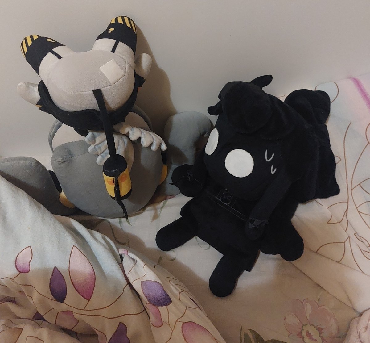 inastraveritas's tweet photo. how tessa found J on the morning after her solitary late night party jam https://t.co/vSSaRCN1V4