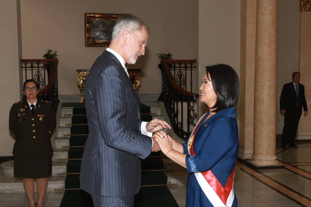 CasaReal's tweet photo. 🇵🇪 El Rey, junto a la presidenta de la República del Perú, Keiko Fujimori, tras la Ceremonia de #TransmisiónDeMandoPerú

➡️https://t.co/xqdg7qYpJi https://t.co/RikPswas41