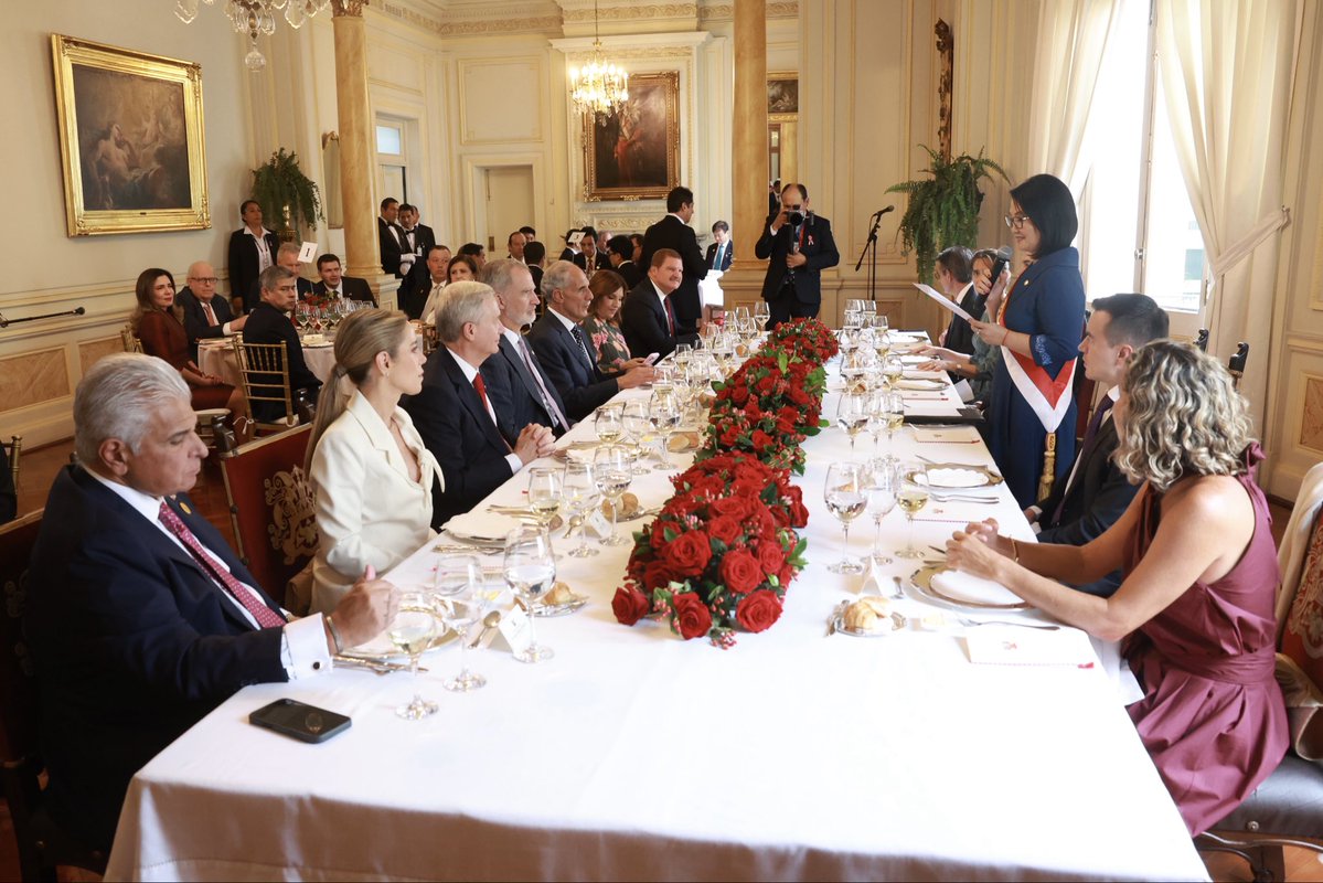 CasaReal's tweet photo. 🇵🇪 El Rey, junto a la presidenta de la República del Perú, Keiko Fujimori, tras la Ceremonia de #TransmisiónDeMandoPerú

➡️https://t.co/xqdg7qYpJi https://t.co/RikPswas41