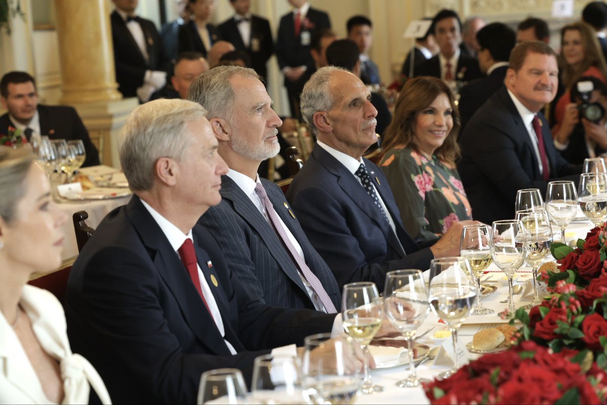 CasaReal's tweet photo. 🇵🇪 El Rey, junto a la presidenta de la República del Perú, Keiko Fujimori, tras la Ceremonia de #TransmisiónDeMandoPerú

➡️https://t.co/xqdg7qYpJi https://t.co/RikPswas41