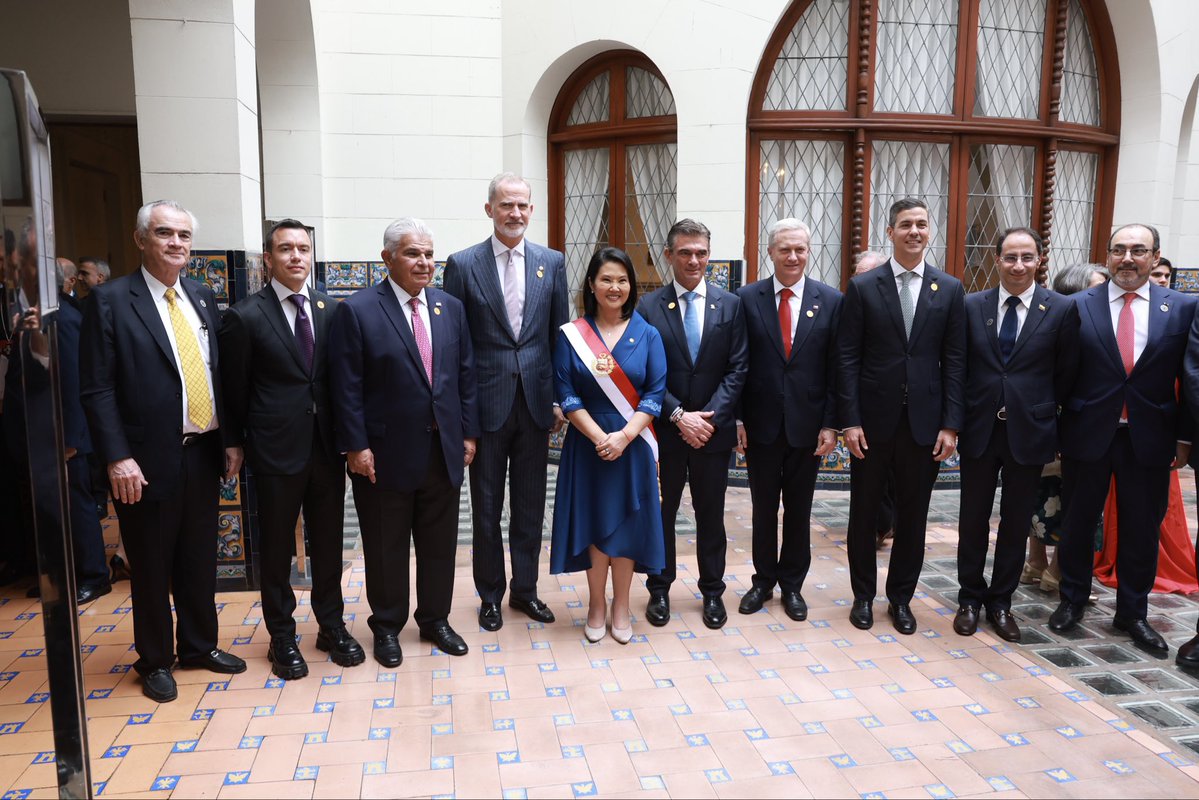 CasaReal's tweet photo. 🇵🇪 El Rey, junto a la presidenta de la República del Perú, Keiko Fujimori, tras la Ceremonia de #TransmisiónDeMandoPerú

➡️https://t.co/xqdg7qYpJi https://t.co/RikPswas41