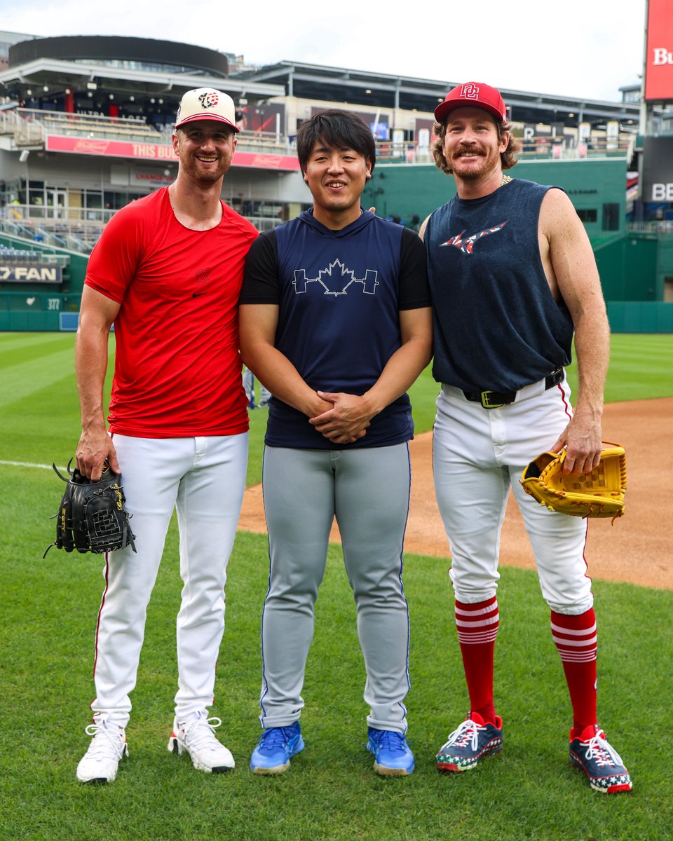 BlueJays's tweet photo. 読売ジャイアンツ仲間 🤗

🇯🇵 Kaz caught up with Yomiuri Giants alumni Foster Griffin and Miles Mikolas! https://t.co/na39NULyn9