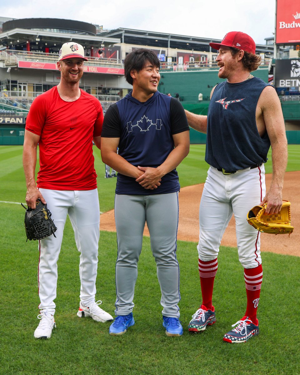 BlueJays's tweet photo. 読売ジャイアンツ仲間 🤗

🇯🇵 Kaz caught up with Yomiuri Giants alumni Foster Griffin and Miles Mikolas! https://t.co/na39NULyn9