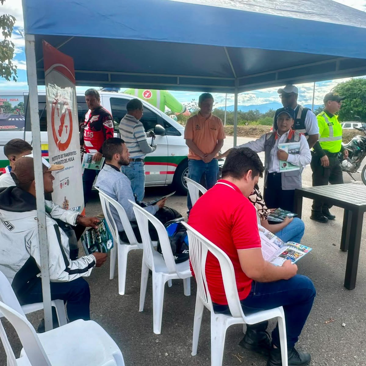ansvcol's tweet photo. 🦎🚦 La seguridad vial también protege la vida silvestre.

En la vía #Neiva–Bogotá junto con la concesión @AutoviaNG desarrollamos un punto pedagógico para la prevención del atropellamiento de fauna, sensibilizando a las y los conductores sobre la importancia de reducir la velocidad y conducir con precaución en zonas donde habitan diferentes especies.

Con la Estrategia de #RutasVivas también promovemos una movilidad más segura para las personas y la biodiversidad. 🌿