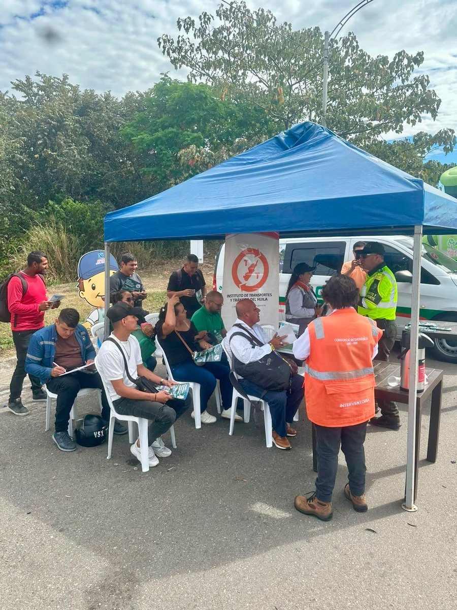 ansvcol's tweet photo. 🦎🚦 La seguridad vial también protege la vida silvestre.

En la vía #Neiva–Bogotá junto con la concesión @AutoviaNG desarrollamos un punto pedagógico para la prevención del atropellamiento de fauna, sensibilizando a las y los conductores sobre la importancia de reducir la velocidad y conducir con precaución en zonas donde habitan diferentes especies.

Con la Estrategia de #RutasVivas también promovemos una movilidad más segura para las personas y la biodiversidad. 🌿