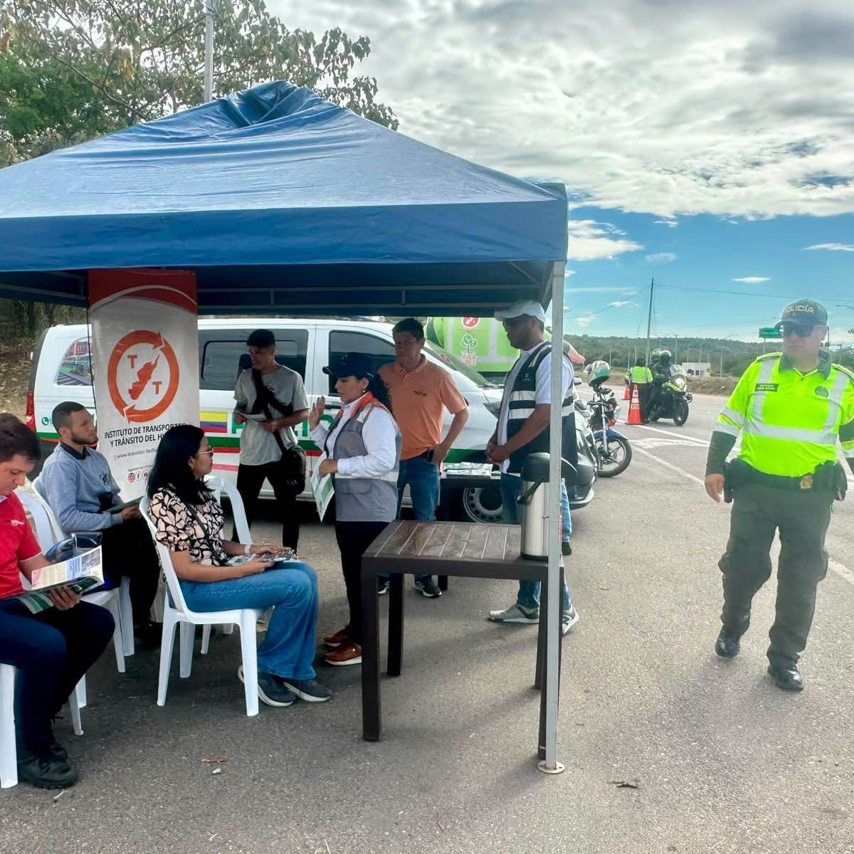 ansvcol's tweet photo. 🦎🚦 La seguridad vial también protege la vida silvestre.

En la vía #Neiva–Bogotá junto con la concesión @AutoviaNG desarrollamos un punto pedagógico para la prevención del atropellamiento de fauna, sensibilizando a las y los conductores sobre la importancia de reducir la velocidad y conducir con precaución en zonas donde habitan diferentes especies.

Con la Estrategia de #RutasVivas también promovemos una movilidad más segura para las personas y la biodiversidad. 🌿