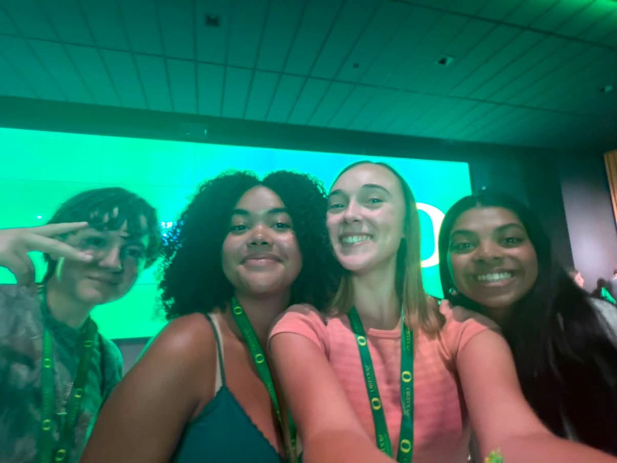 CallMeADuck's tweet photo. Your next four years just soft launched. 💚 #IntroDUCKtion https://t.co/qPSllnQSWM