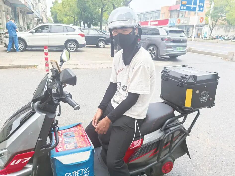 momowolf59100's tweet photo. 今早赶早八摔了一跤，自行车轱辘都歪了，陌生的外卖小哥停下车帮我推到修车铺，还塞了个热包子说“别饿着，赶时间就先去上课”，瞬间暖到鼻尖发烫。 https://t.co/qhQmqcShvL