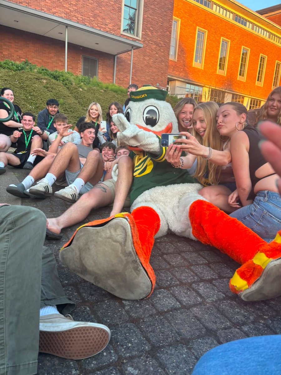 CallMeADuck's tweet photo. Your next four years just soft launched. 💚 #IntroDUCKtion https://t.co/qPSllnQSWM