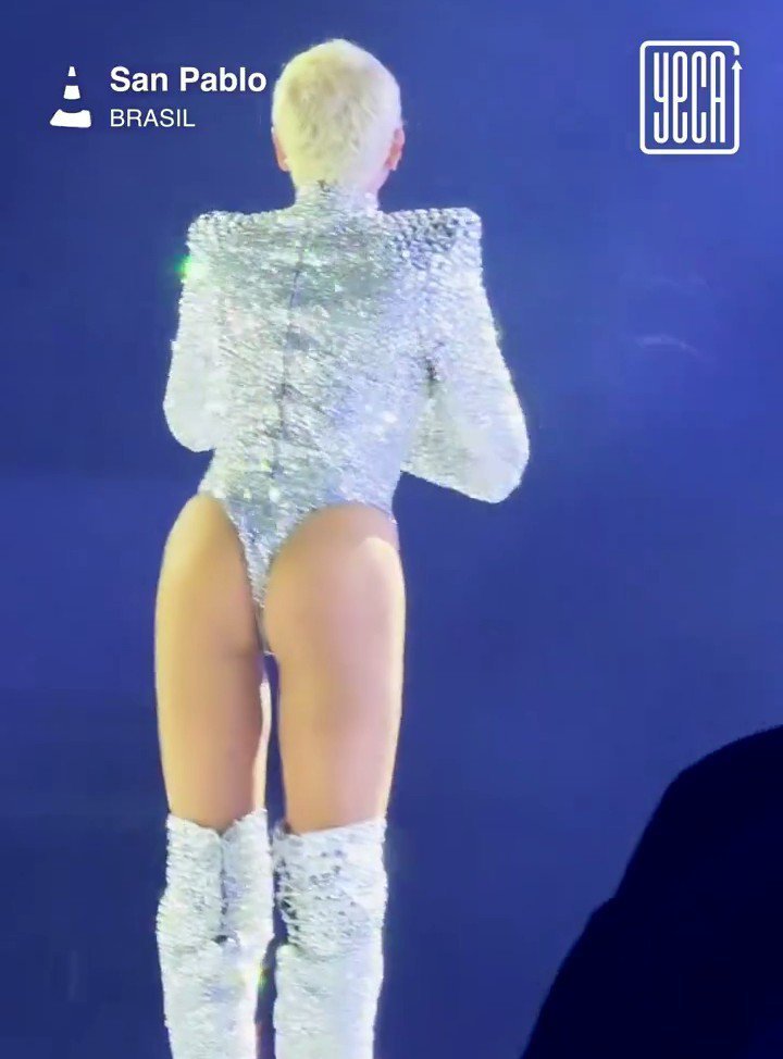 bauducco7's tweet photo. Xuxa.... cuál es la necesidad de mostrar el ojete y la panocha a los niños??🤌🤌

Ridícula. https://t.co/Bv1TMs01Vk