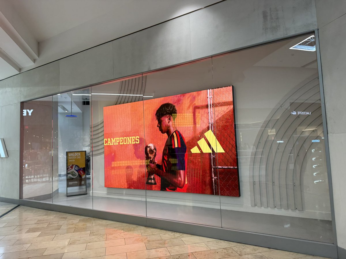 MrFreaki's tweet photo. La tienda Adidas en el centro comercial mas importante de New Jersey https://t.co/weg2cgSnya
