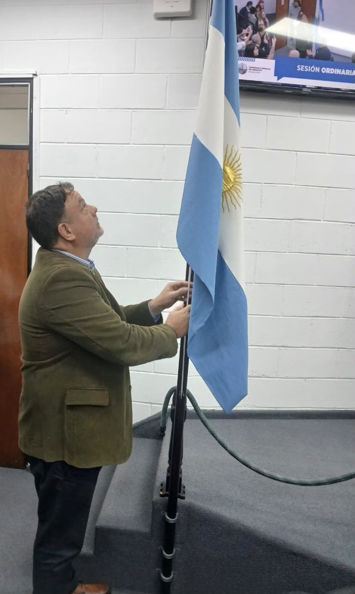 leandro_Goria8's tweet photo. AQUÍ ESTÁ LA BANDERA IDOLATRADA,
LA ENSEÑA QUE BELGRANO NOS LEGÓ…
Como concejal tuve el honor de izar el pabellón nacional en el #HCD #Quilmes.
Con la bandera #Argentina en alto participamos de la última sesión ordinaria de Julio, llevando la voz de los quilmeños al recinto. https://t.co/ZXk5lYOn7W