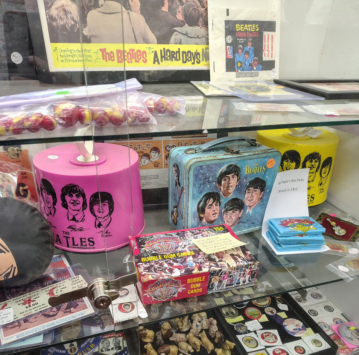 blewjway's tweet photo. some cool Beatles stuff from an antique store :0 I loved the rubber soul mirror https://t.co/oI4eXKIBos