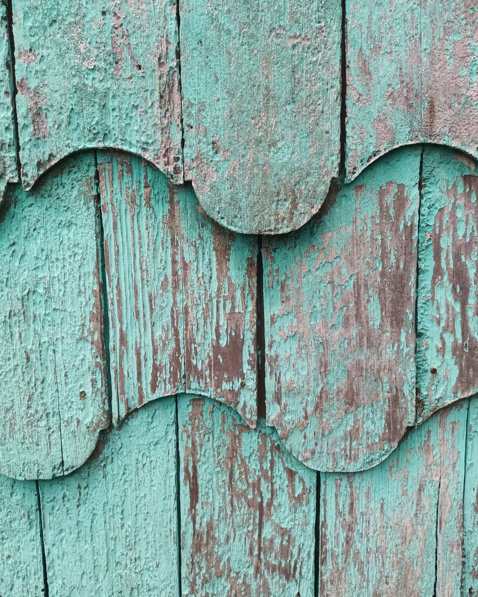 magicafundacion's tweet photo. En las casas de Pueblito Weltún puedes descubrir  8 diseños distintos de tejuelas, una pequeña muestra de los cientos de formas que llegaron a existir en el archipiélago y que hoy son parte de la identidad de su arquitectura tradicional.

#chiloe #Chiloé #turismochiloe https://t.co/mTBKco2R8W