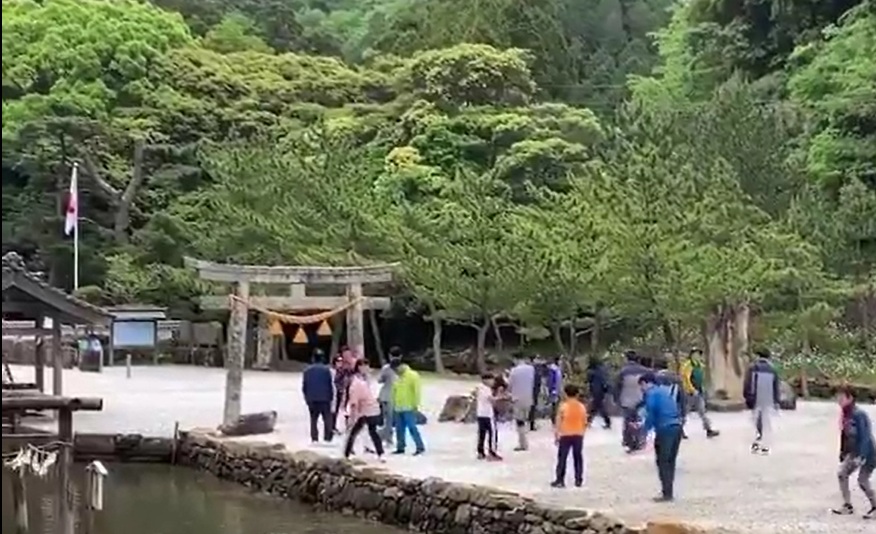 qsfkbwIhuWLhnjI's tweet photo. 対馬・和多都美神社、韓国人観光客による迷惑行為が深刻化

絵馬への落書きや御神体への投石が相次ぎ、2025年3月から一般観光客の立ち入り・撮影を禁止

■立ち入り禁止措置
長崎県対馬市の和多都美神社は、一部韓国人観光客の迷惑行為が続き、2025年3月23日から氏子・崇敬者を除く一般観光客の境内立ち入りを禁止した。

神社建築や海中鳥居を含む全域で写真撮影・動画撮影・ライブ配信も全面禁止し、観光団体・バスツアーも受け入れ中止とした。  

■
背景と経緯

『古事記』ゆかりの海神を祀る古社で、満潮時の海中鳥居が人気。釜山からフェリー約1時間の近さから2000年代以降韓国人観光客が急増した。

価格競争で渡航が容易になると問題が顕在化した。  

■
主な迷惑行為

絵馬への反日落書き（「対馬も韓国領」「天皇は韓国の子孫」「地震起きて死ね」など）、ご神体石への投石、ポイ捨て、喫煙、唾吐き、立入禁止区域侵入、大声・歌、排泄、職員への暴言・暴力が報告された。

2024年には暴行事件、2025年3月22日には重大な不敬行為で職員が被害を受けた。  

■
神社の対応

ハングル注意書きや過去の制限も効果なく、市や警察への相談も改善せず。信仰の尊厳を守るため決断。「インバウンドが文化を壊す」と危機感を表明し、真摯な崇敬者は歓迎する一方、観光目的の来訪者を排除した。