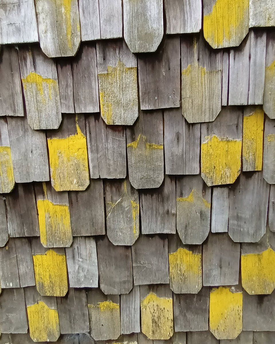 magicafundacion's tweet photo. En las casas de Pueblito Weltún puedes descubrir  8 diseños distintos de tejuelas, una pequeña muestra de los cientos de formas que llegaron a existir en el archipiélago y que hoy son parte de la identidad de su arquitectura tradicional.

#chiloe #Chiloé #turismochiloe https://t.co/mTBKco2R8W