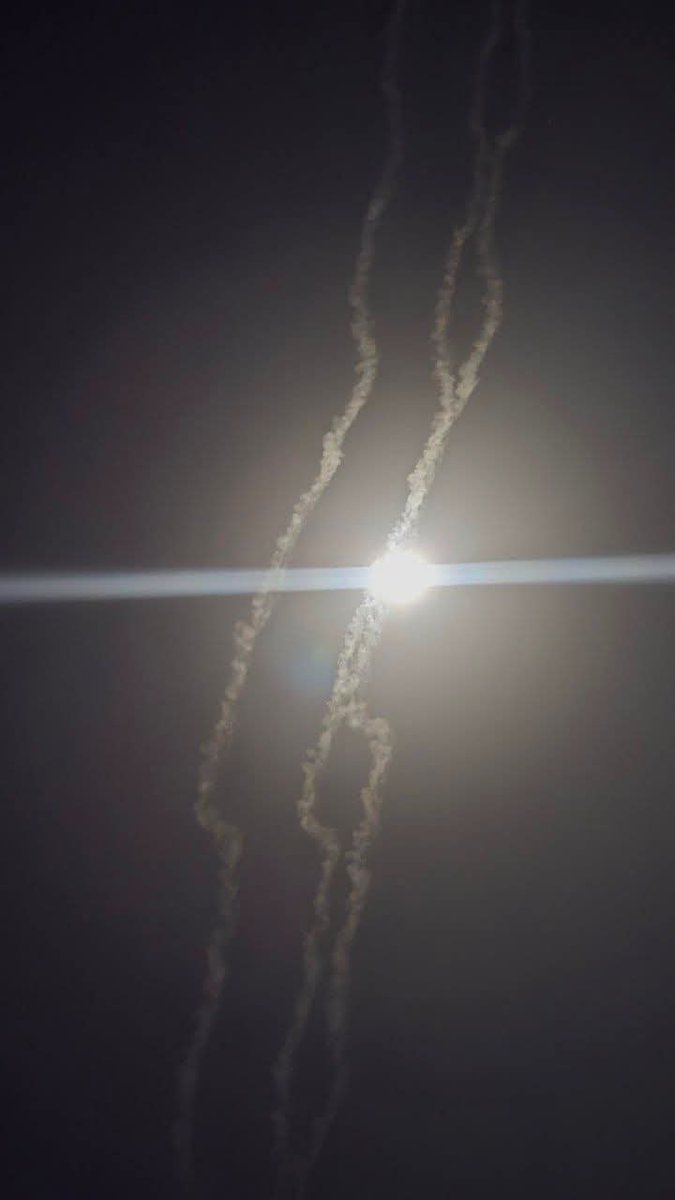 Su_35m's tweet photo. عاجل ⚡ ⚡

الحرس الثوري الإيراني يشن هجوم استباقي بصواريخ باليستية يستهدف القواعد الأمريكية في الاردن بعد رصد عملية لتحرك المقاتلات الأمريكية. https://t.co/qnhuf0tSIj