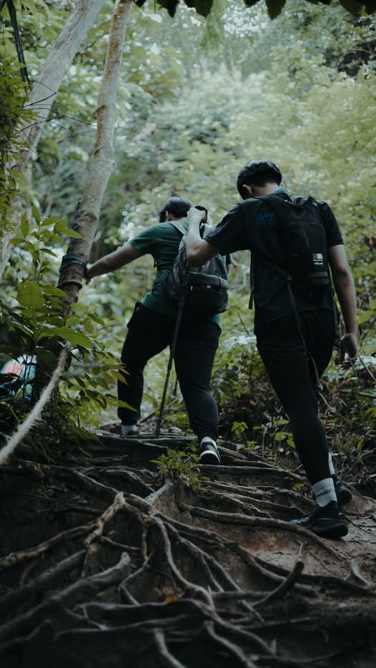 camphunt_hikger's tweet photo. Every trail offers a new adventure waiting to be discovered ๐งญ Take the scenic route and see where it leads.
๐ https://t.co/V4uNVeaWrs
#TrailLife #ExploreMore #OutdoorAdventure #Hiking https://t.co/qMY18UyfNp