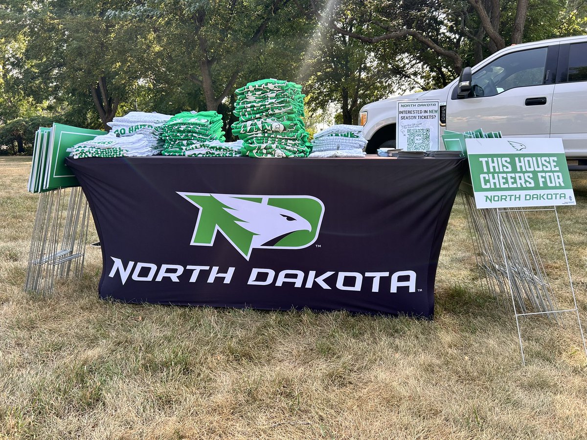 UNDsports's tweet photo. Catch us at Family Fun Night tonight [7/28]! 

📍University Park | Grand Forks
⏰5:30 - 8:30 p.m.
🎉Football magnets, yard signs, season ticket info and free Jr. Champions t-shirts (from previous years)

* All while supplies last 

#UNDproud https://t.co/rpPhkCsjYL