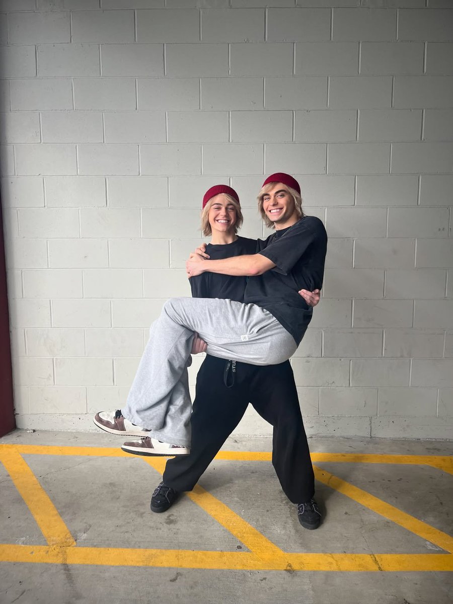 FNBHPHANTOM's tweet photo. cutest brothers ever i love them sm https://t.co/ujffKTXb8g