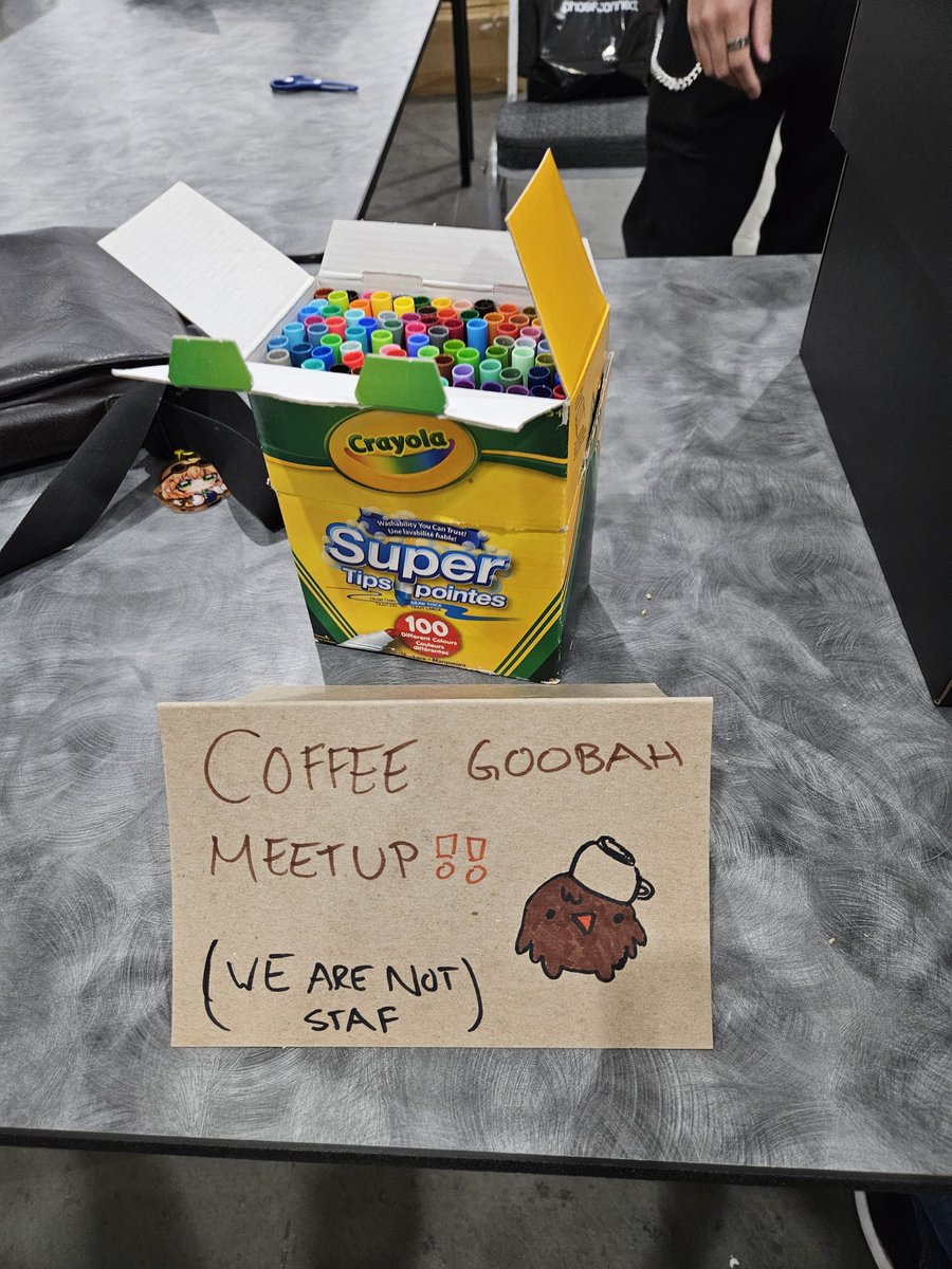 dagronSR's tweet photo. Eventually I had to leave Nanako and make my way to the fan meetup in South Hall. 

We kind of wung it and improvised what we wanted to do but we had questions thrown at us, had a dance off, did a pushup competition and a final m&amp;g for those that had yet to do 1.

#OffkaiGen5 https://t.co/KygFNJjhAU