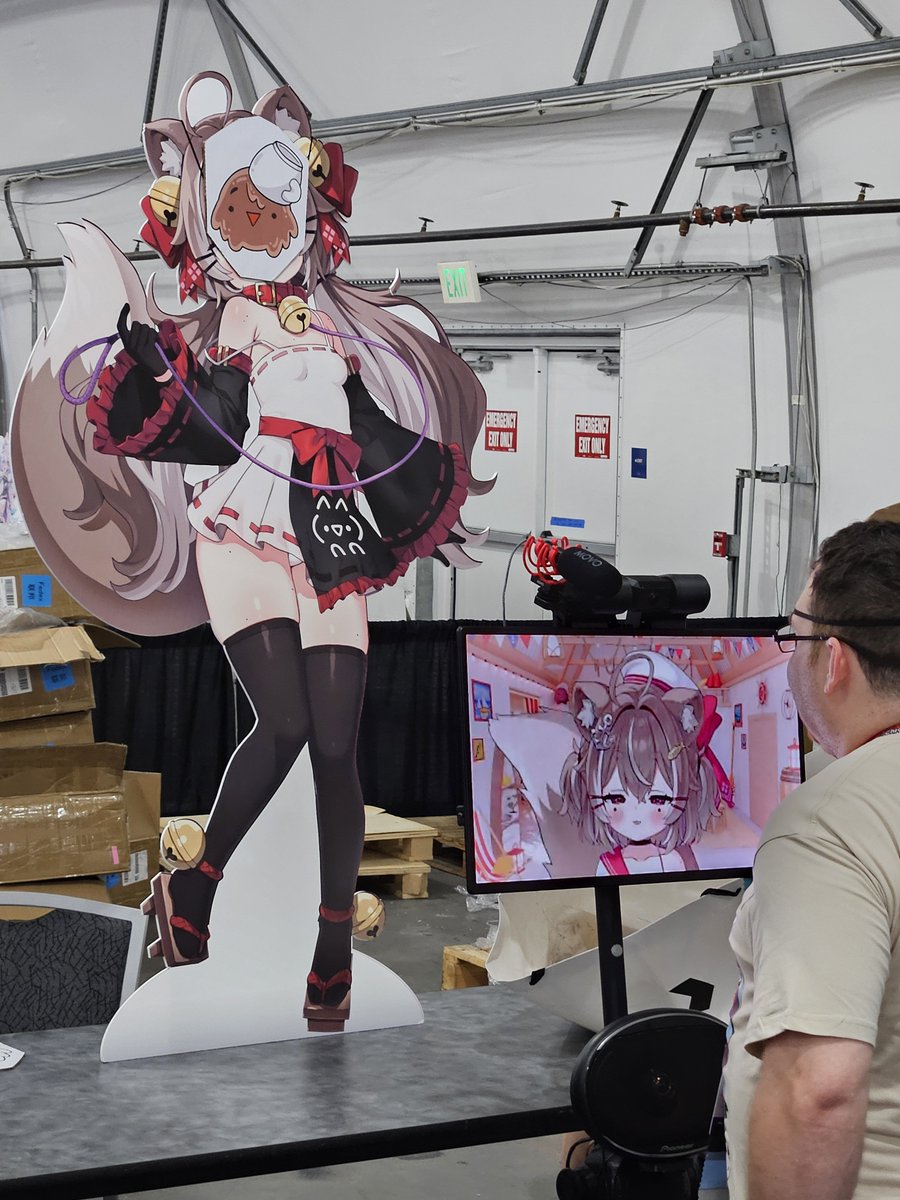 dagronSR's tweet photo. Eventually I had to leave Nanako and make my way to the fan meetup in South Hall. 

We kind of wung it and improvised what we wanted to do but we had questions thrown at us, had a dance off, did a pushup competition and a final m&amp;g for those that had yet to do 1.

#OffkaiGen5 https://t.co/KygFNJjhAU