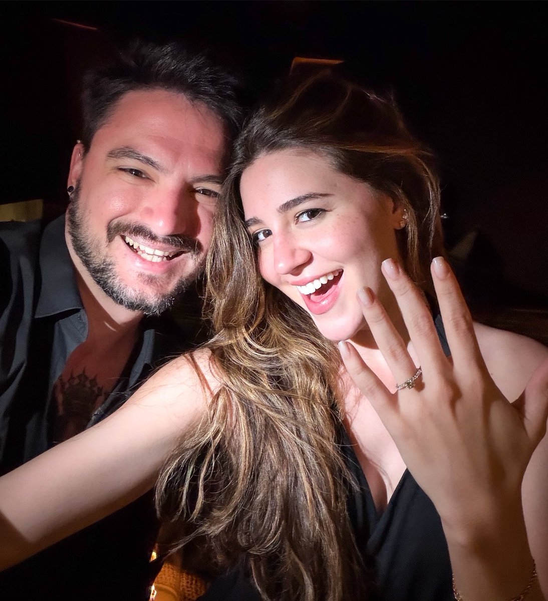 updatecharts's tweet photo. LINDOS! Felipe Neto e Juliane Carvalho estão NOIVOS. 💍 https://t.co/pREdOkvZ3y