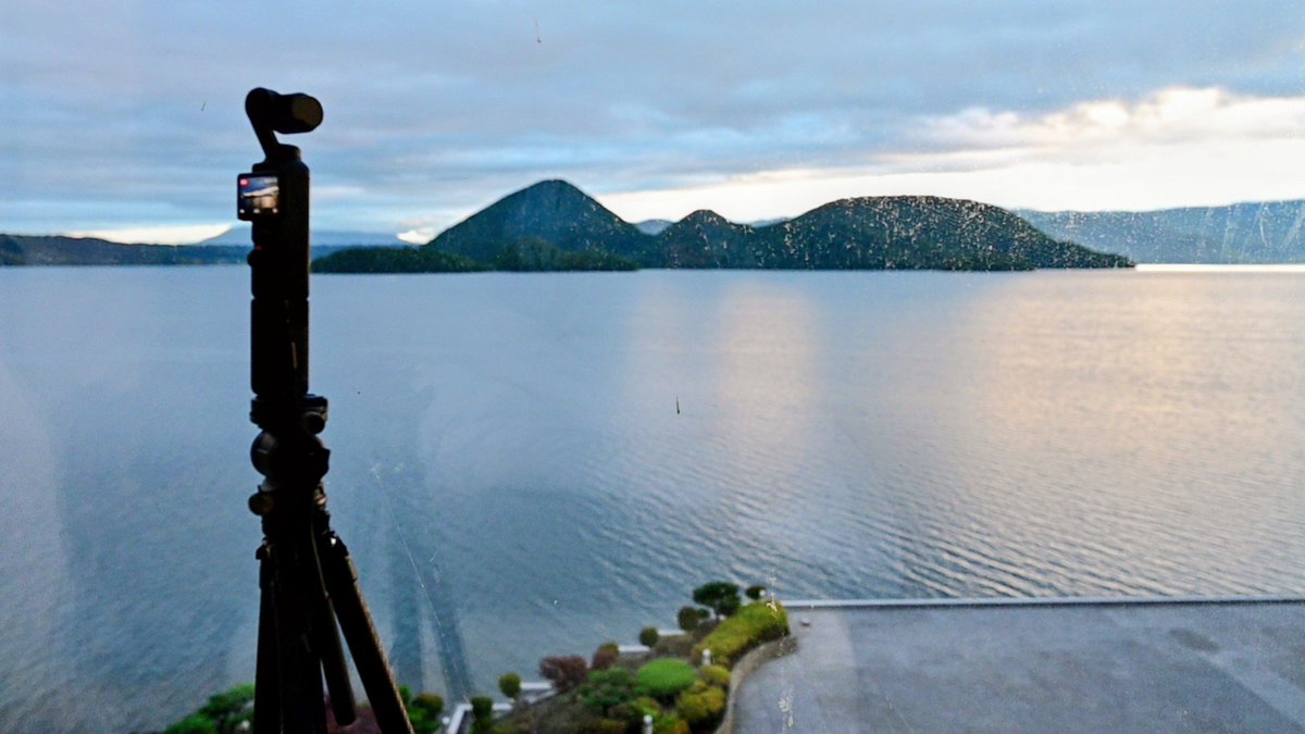 weekend_walking's tweet photo. 洞爺湖温泉ホテル室内から眺める朝日です。昨夜は、小船から打ち上げらる花火が綺麗でした。 https://t.co/EnrPyiqagU