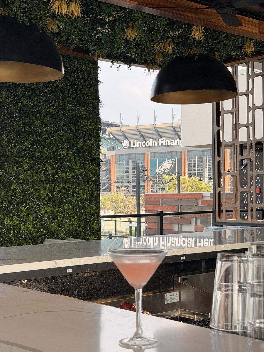 SeasonalYinx's tweet photo. One PHILLY AVE: In the middle of The Eagles, Phillies, 76ers & Flyers 🥰 #philly #philadelphia #thelinc https://t.co/veS3sZWzPF