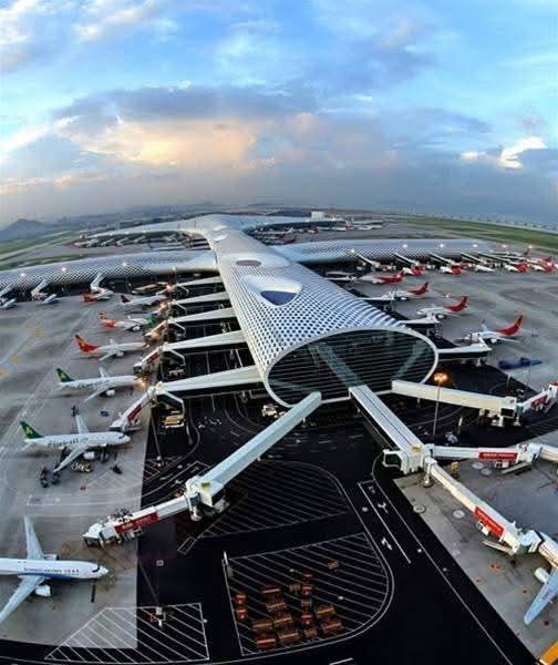 xb5808's tweet photo. Soaring above Shenzhen Bao'an Airport! A futuristic masterpiece and gateway to the Greater Bay Area. #ShenzhenAirport #TravelChina #AviationLovers https://t.co/7EMKPMIcX4