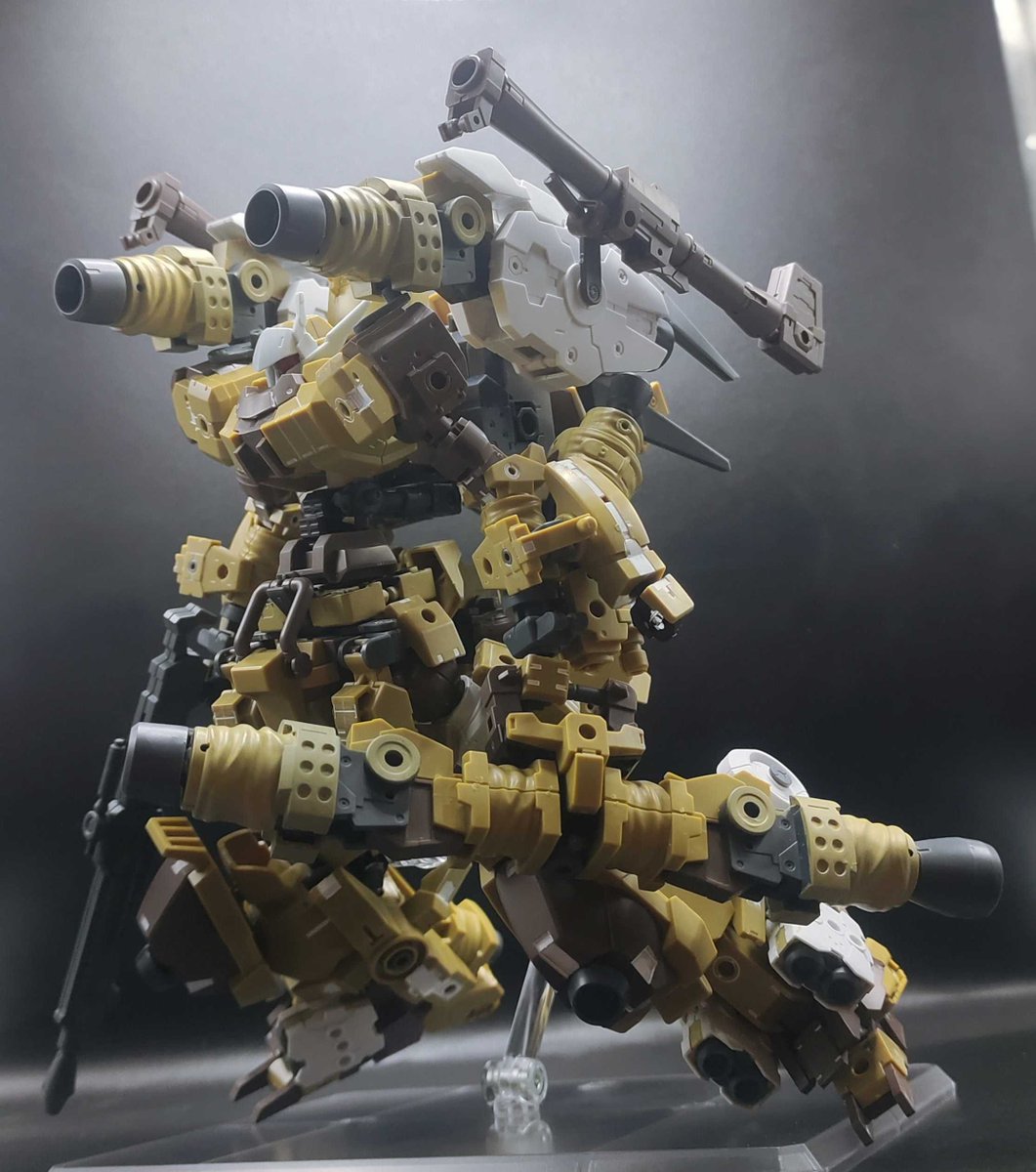 kamijo57192871's tweet photo. 【The Titan 1 改】

The Titan 1を基に調整された形態。元は砂漠戦特化機で、今回の作戦向けに汎用改修を実施。
弓状破壊砲、背部長距離ビーム砲と補助砲で三段火力網を構築。
推進ノズルと補助マニピュレーターにより、重武装ながら高い機動力を持ち、地上戦の強襲中核となる。

#30MMCM2026
#30MMBF https://t.co/ILx3x1USCT