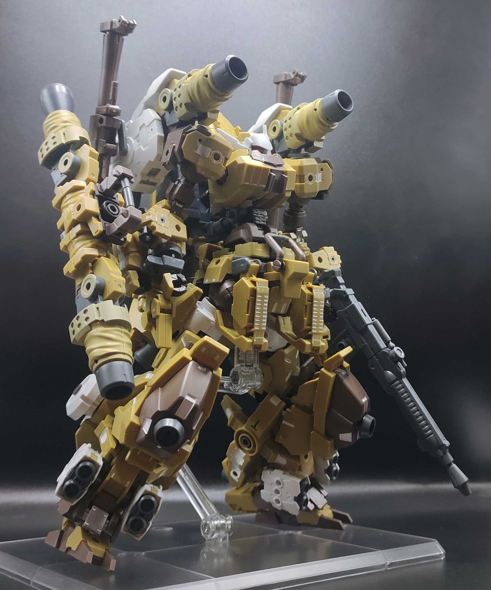 kamijo57192871's tweet photo. 【The Titan 1 改】

The Titan 1を基に調整された形態。元は砂漠戦特化機で、今回の作戦向けに汎用改修を実施。
弓状破壊砲、背部長距離ビーム砲と補助砲で三段火力網を構築。
推進ノズルと補助マニピュレーターにより、重武装ながら高い機動力を持ち、地上戦の強襲中核となる。

#30MMCM2026
#30MMBF https://t.co/ILx3x1USCT