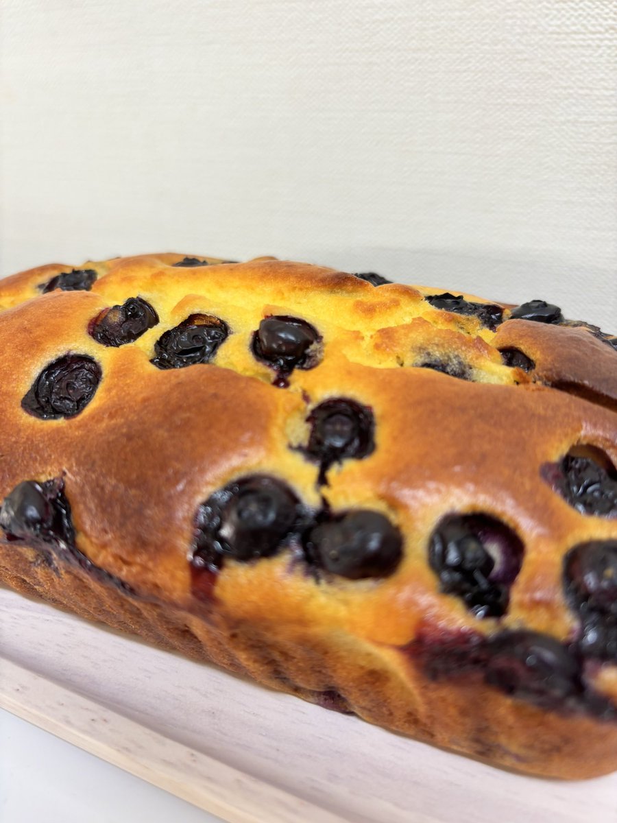 csbadmode's tweet photo. おはよーございます♪
🫐第4弾
米粉のブルーベリーパウンドケーキ
砂糖はレシピの半分
酸味がいい。今日もがんばろー
＃ブルーベリー　＃おうちスイーツ https://t.co/4iksi4e2Yo