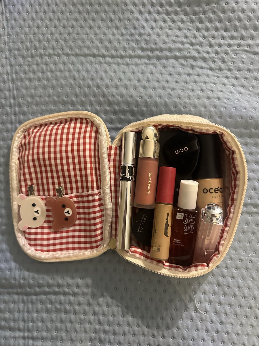 bluberrrypiees's tweet photo. Um pouco da minha Necessaire ainda falta umas 5 coisas que eu comprei https://t.co/z28EAaNb0q
