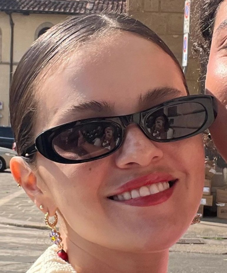 sanrokyu's tweet photo. @puchosdesandia_  Selena, tuck your teeth in or you're gonna chop a dog's head with them. Why are your teeth so scary?😭🤪😘👣😂 https://t.co/mgVyfwj0Z8