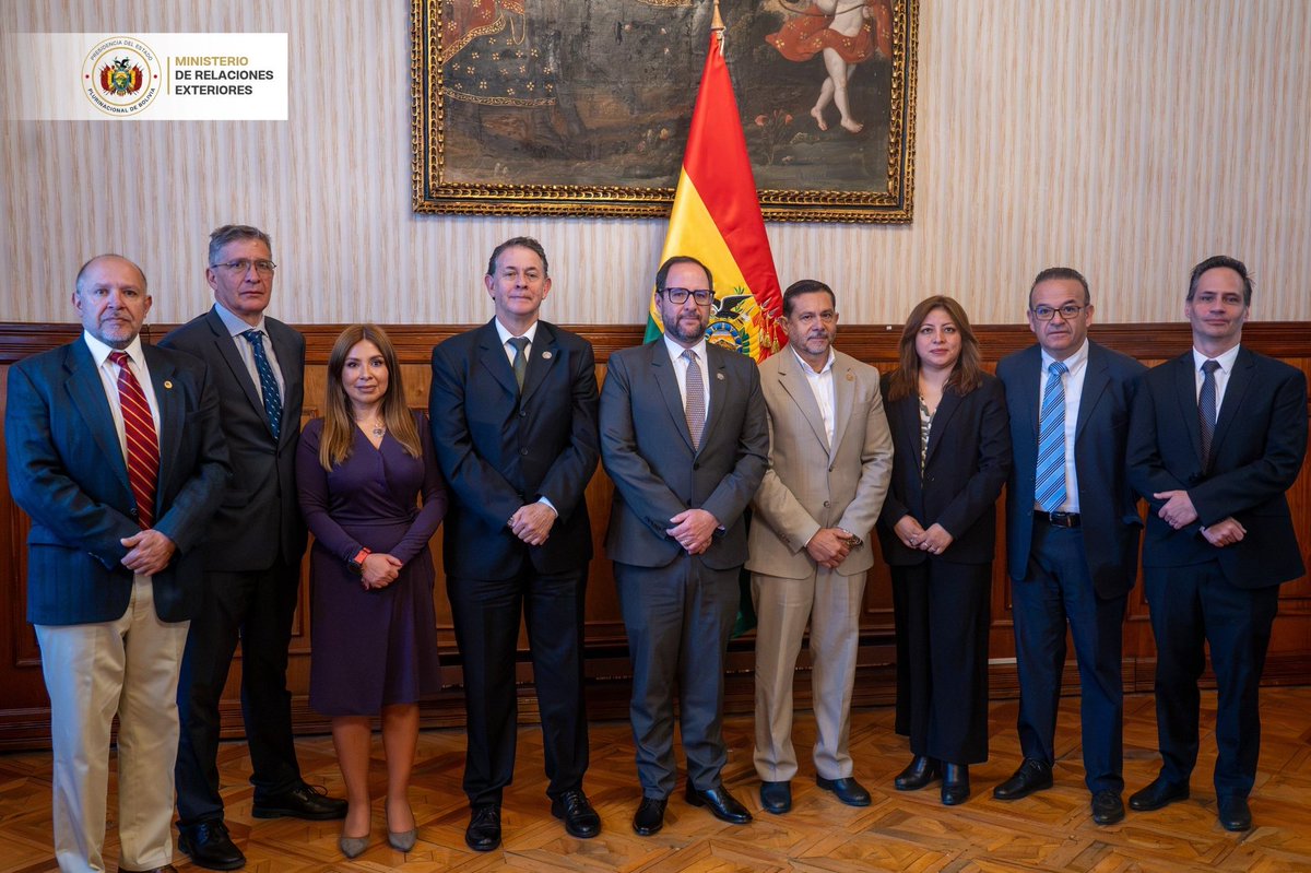 MRE_Bolivia's tweet photo. El Comité Nacional de Facilitación del Comercio realizó su Quinta Reunión Ordinaria, donde aprobó su nuevo reglamento, presentó los avances del primer semestre y definió la Hoja de Ruta para el segundo semestre de 2026.

Además, se creó la Comisión Técnica de la #VUCE para impulsar la modernización y digitalización del comercio exterior boliviano.

🔗 Nota completa: https://t.co/u2rCQ80HLW

#CNFC #ComercioExterior #Bolivia #FacilitaciónDelComercio #CancilleríaBolivia