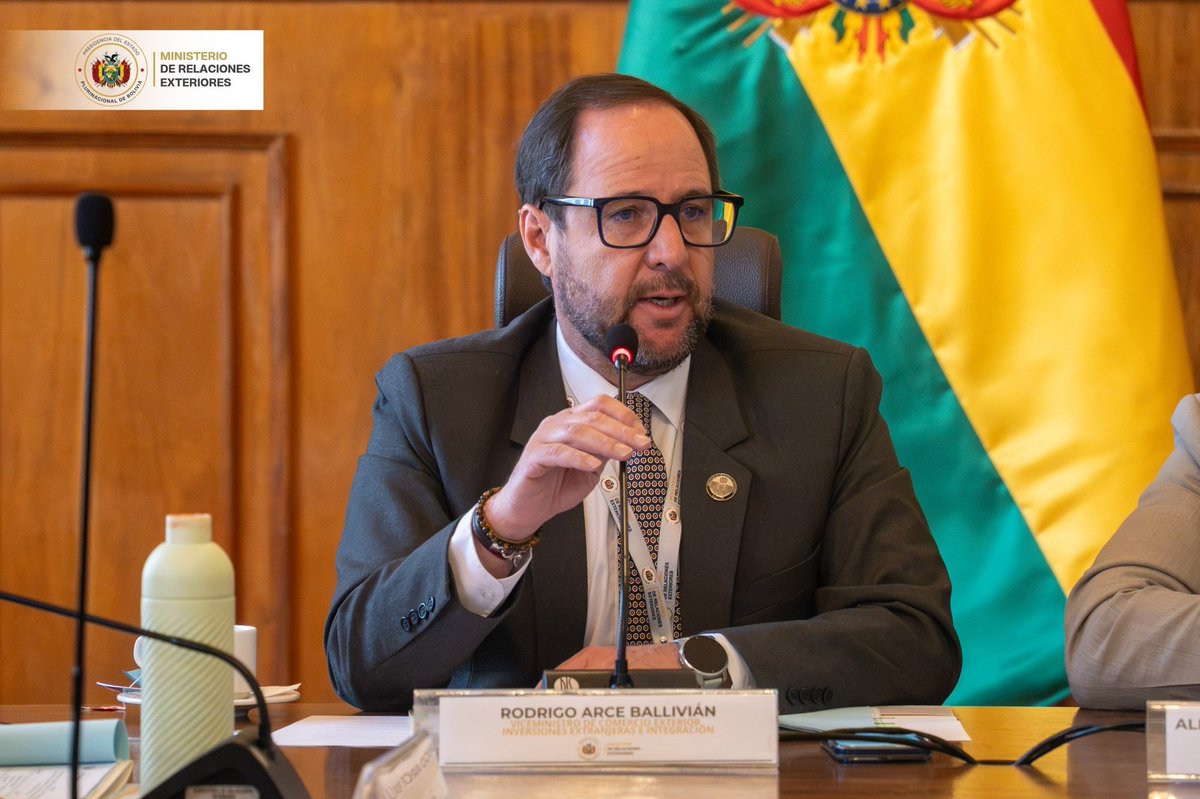 MRE_Bolivia's tweet photo. El Comité Nacional de Facilitación del Comercio realizó su Quinta Reunión Ordinaria, donde aprobó su nuevo reglamento, presentó los avances del primer semestre y definió la Hoja de Ruta para el segundo semestre de 2026.

Además, se creó la Comisión Técnica de la #VUCE para impulsar la modernización y digitalización del comercio exterior boliviano.

🔗 Nota completa: https://t.co/u2rCQ80HLW

#CNFC #ComercioExterior #Bolivia #FacilitaciónDelComercio #CancilleríaBolivia