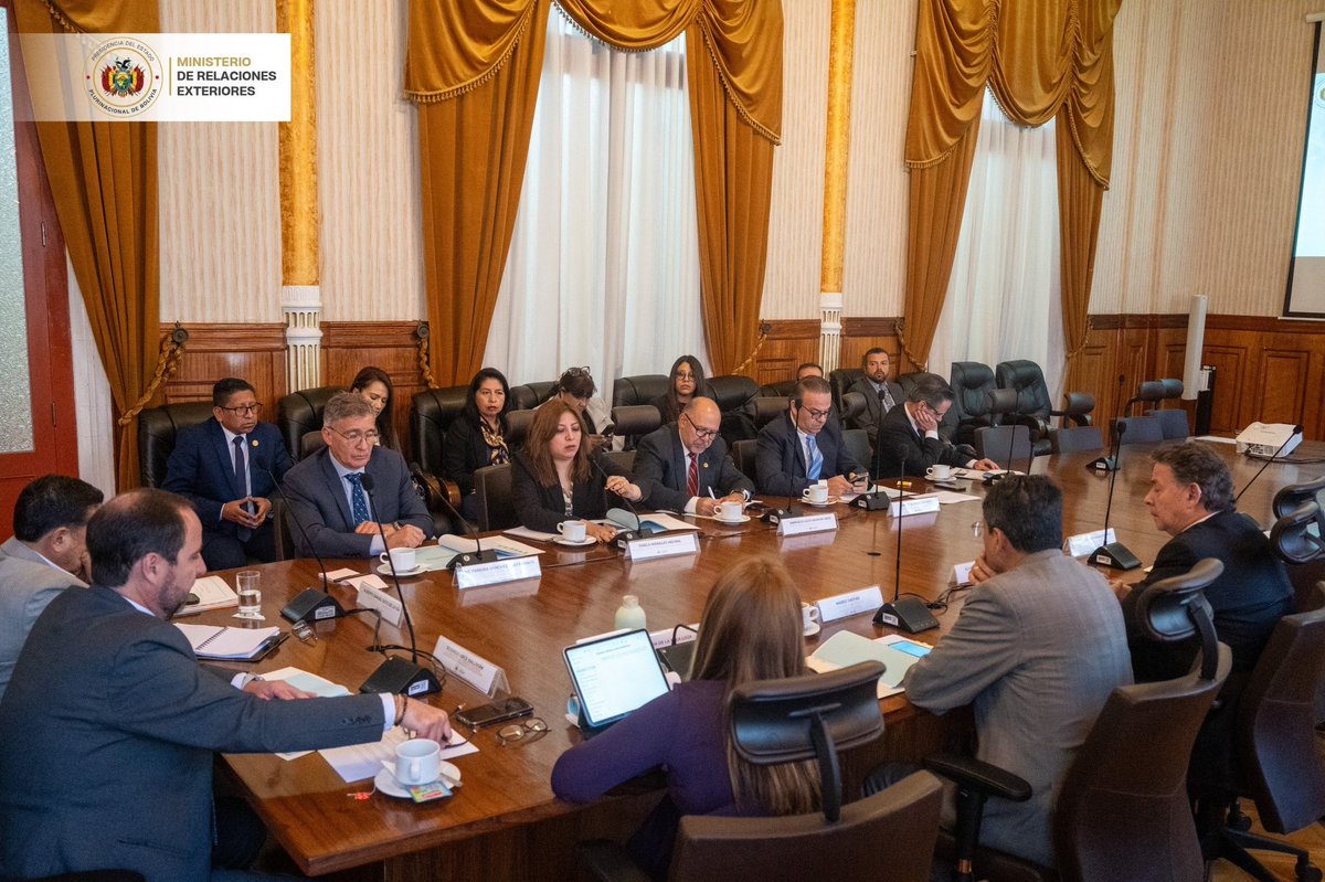 MRE_Bolivia's tweet photo. El Comité Nacional de Facilitación del Comercio realizó su Quinta Reunión Ordinaria, donde aprobó su nuevo reglamento, presentó los avances del primer semestre y definió la Hoja de Ruta para el segundo semestre de 2026.

Además, se creó la Comisión Técnica de la #VUCE para impulsar la modernización y digitalización del comercio exterior boliviano.

🔗 Nota completa: https://t.co/u2rCQ80HLW

#CNFC #ComercioExterior #Bolivia #FacilitaciónDelComercio #CancilleríaBolivia